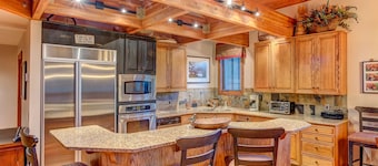 Luxury ski-in/ski-out in lower DV, RARE FIND! Gorgeous views from privat hot tub