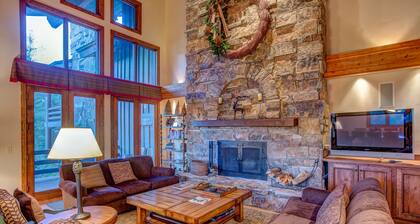 Luxury ski-in/ski-out in lower DV, RARE FIND! Gorgeous views from privat hot tub