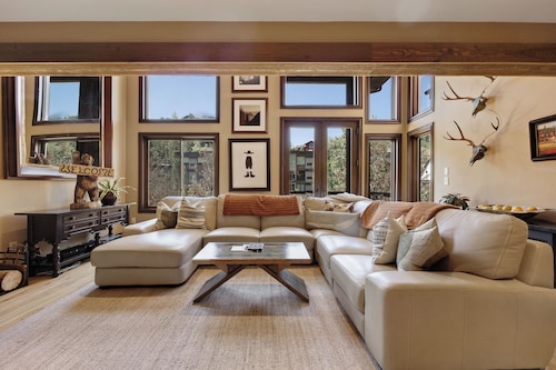 Prime location on Deer Valley Drive. Walk to Main, 3 Minute Shuttle to the Lifts!