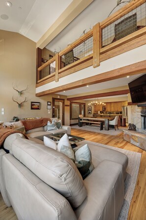 Smart-tv, een open haard, videospelletjes en een dvd-speler