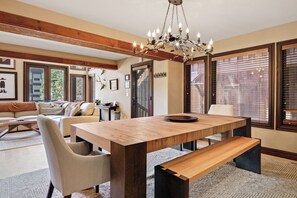 Dining - Prime location on Deer Valley Drive. Walk to Main, 3 Minute Shuttle to the Lifts! (Deer Valley)