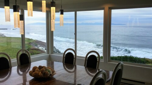 Panoramic Ocean View in a Beachfront Luxury Home