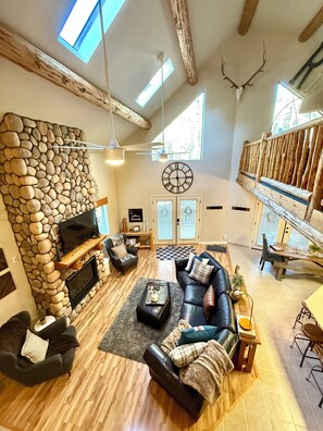 Smart-TV, Kamin, Videospiele, DVD-Player