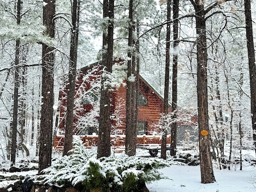 Log Cabin Luxury Retreat with Hot Tub for Romantic Escape or Family Get-Away