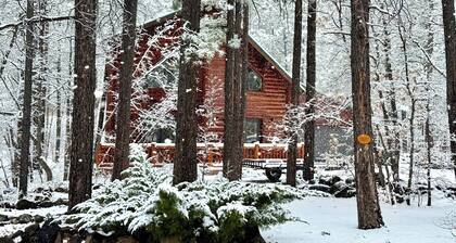 Log Cabin Luxury Retreat with Hot Tub for Romantic Escape or Family Get-Away