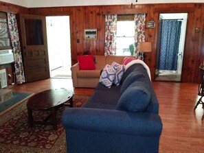 Fernseher, Kamin, Bücher