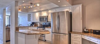 Gorgeous 2+Den! At the Pier/Beach! Panoramic Views!