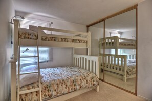 3 bedrooms, desk, iron/ironing board, Internet