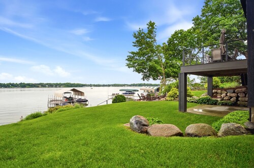 MINNeSTAY* Lakefront Luxury