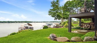 MINNeSTAY* Lakefront Luxury