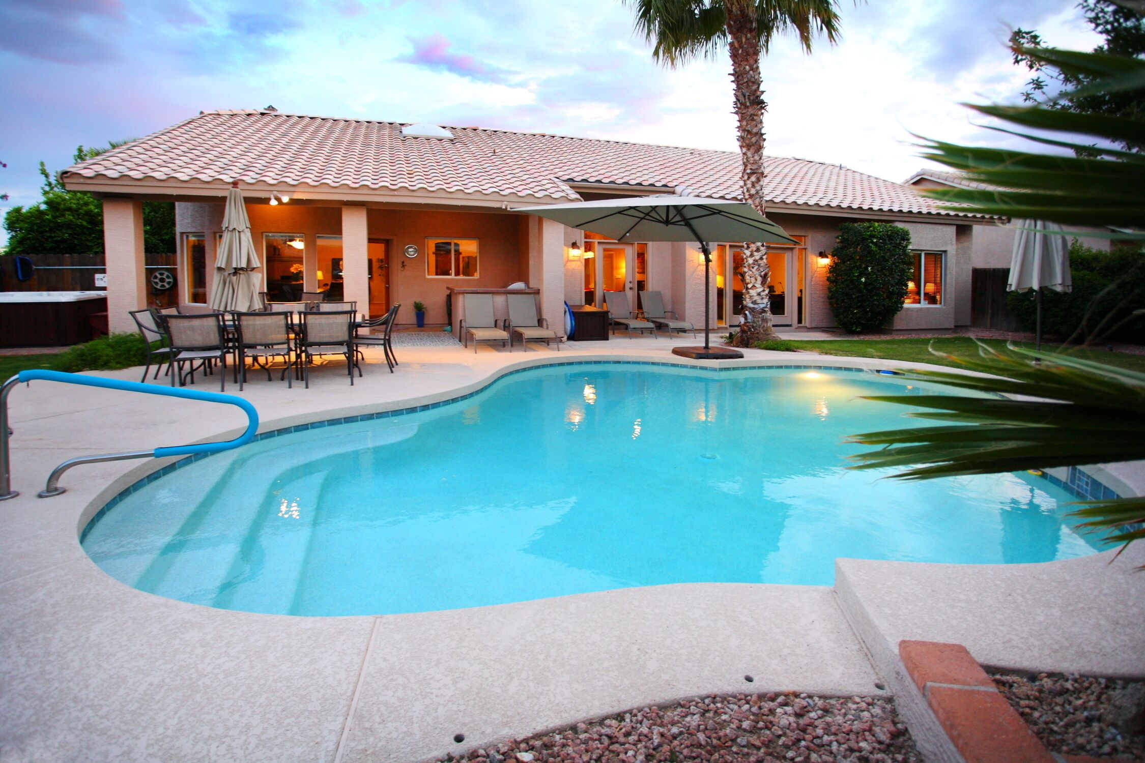 Family Friendly - Walk to Kierland - Pickleball/Pool Table/Bikes/BBQ
