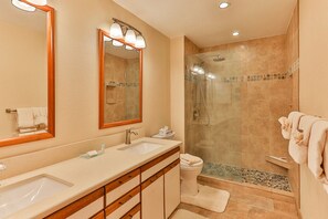 シャワー、ヘアドライヤー、タオル、石鹸