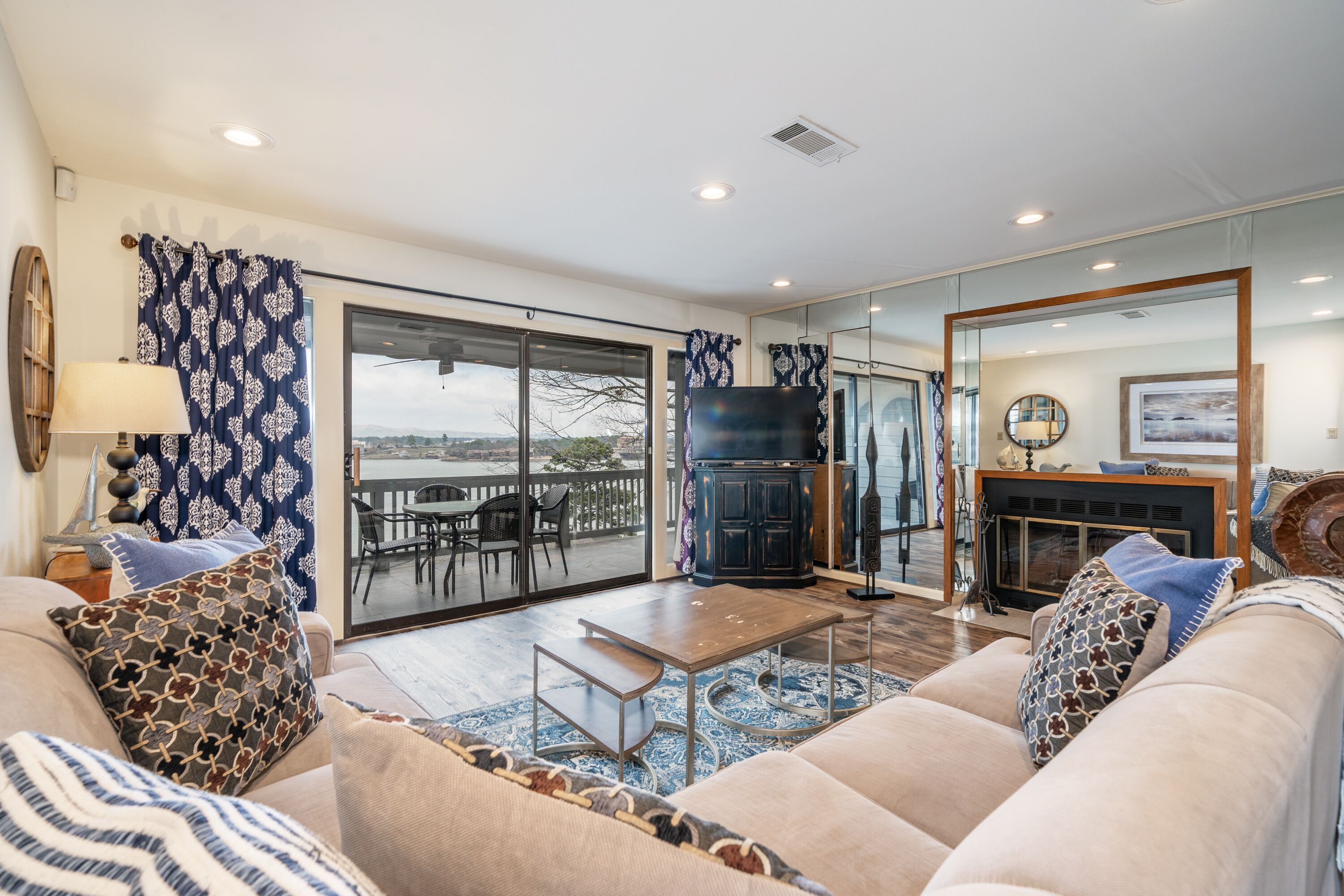 TV connectée, cheminée, lecteur de DVD, table de tennis de table