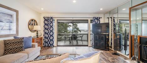 Smart TV, fireplace, DVD player, table tennis