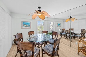 Dining - Tropical breezes, sounds of the ocean, views of the beach (Sanibel)