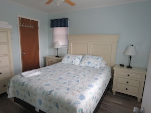 8 Schlafzimmer, Schreibtisch, Bügeleisen/Bügelbrett, Reisekinderbett