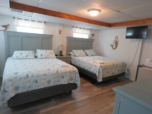 8 Schlafzimmer, Schreibtisch, Bügeleisen/Bügelbrett, Reisekinderbett