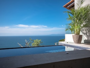 An infinity pool with a view of the ocean and mountains. - Villa Divina Luxury Boutique – Adults Only (Puerto Vallarta)