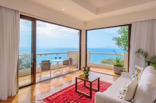 Deluxe Suite, 1 King Bed, Ocean View