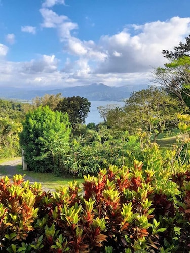 Artistic Bungalow with Amazing Lake Arenal Views
