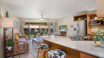 Geladeira, micro-ondas, fogão, cooktop