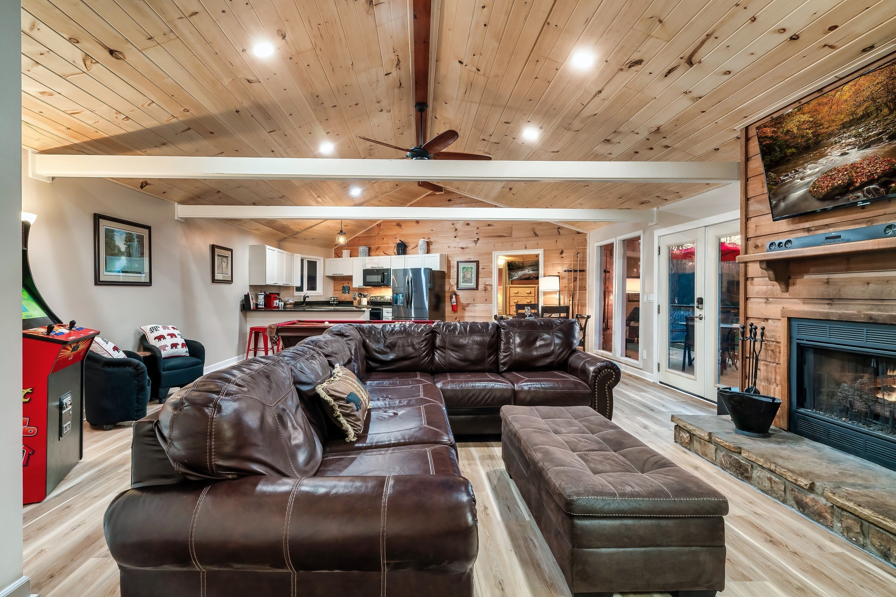 Smart-tv, een open haard, videospelletjes en een dvd-speler