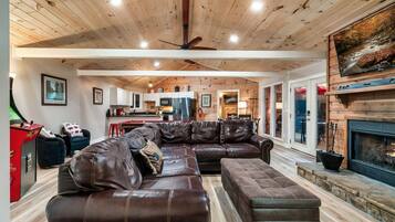 Smart-tv, een open haard, videospelletjes en een dvd-speler