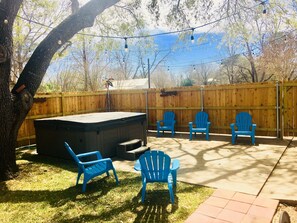 Outdoor spa tub - Heart Haus, 5/4, sleeps 16, 6 blocks to Main St, HOT TUB, Check out our MURAL! (Fredericksburg)