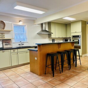 Fridge, microwave, oven, stovetop - Heart Haus, 5/4, sleeps 16, 6 blocks to Main St, HOT TUB, Check out our MURAL! (Fredericksburg)