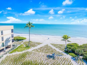 Beach nearby - Sunsets, Seashells, and Stress-Free Days Await at Kings Crown 111 (Sanibel)