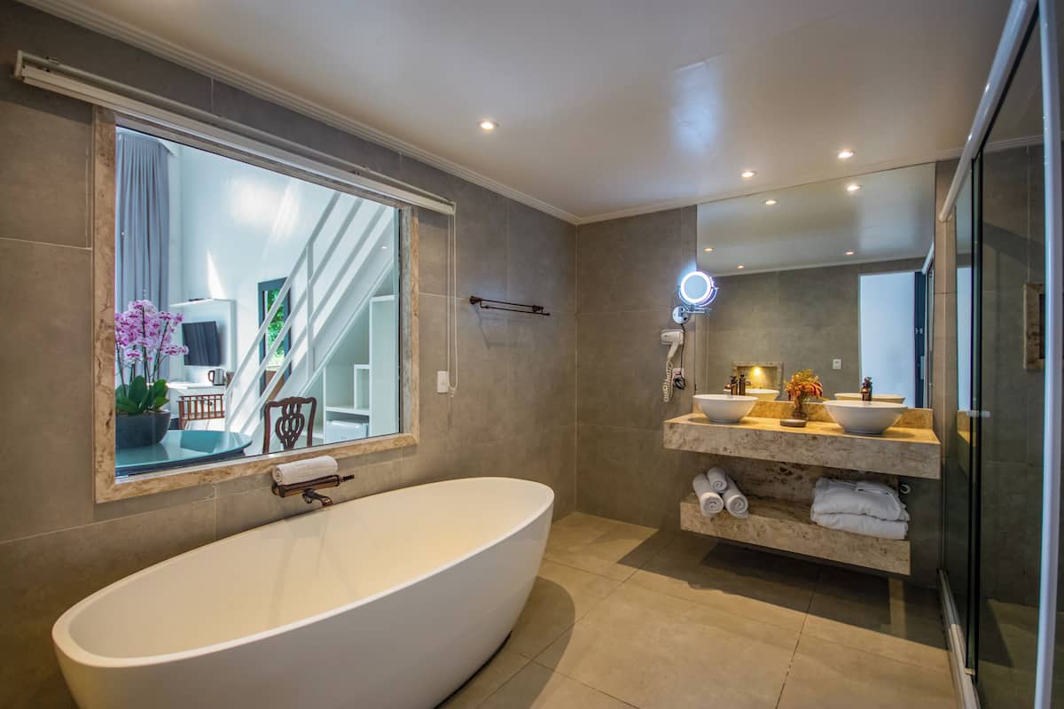 loft | bathroom | shower, free toiletries, hair dryer, towels