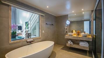 Loft | Bathroom | Shower, free toiletries, hair dryer, towels