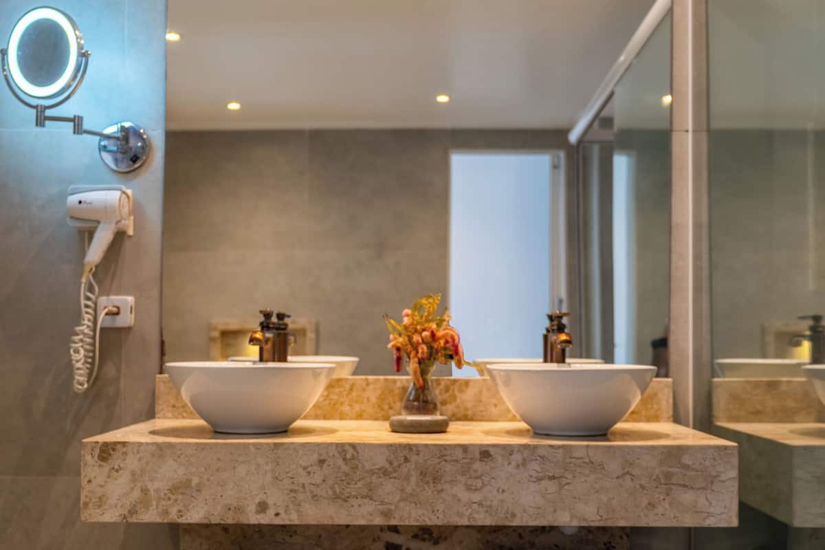 loft | bathroom | shower, free toiletries, hair dryer, towels