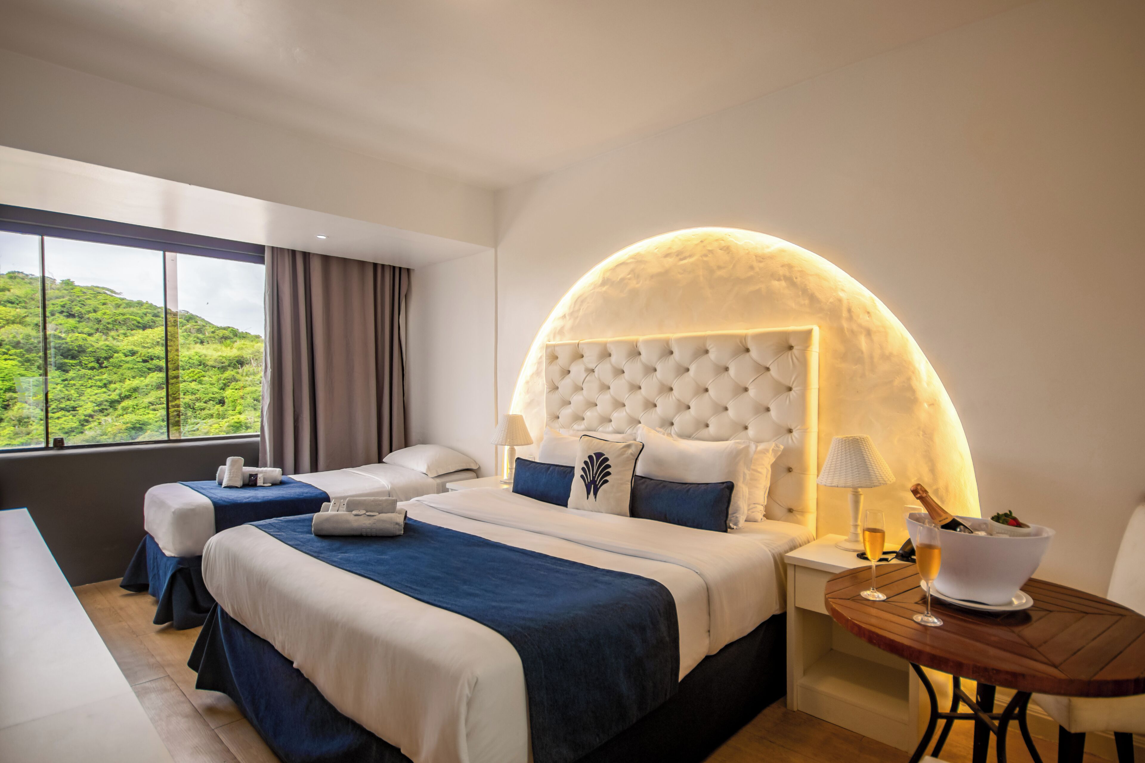 deluxe suite | 1 bedroom, minibar, in-room safe, desk