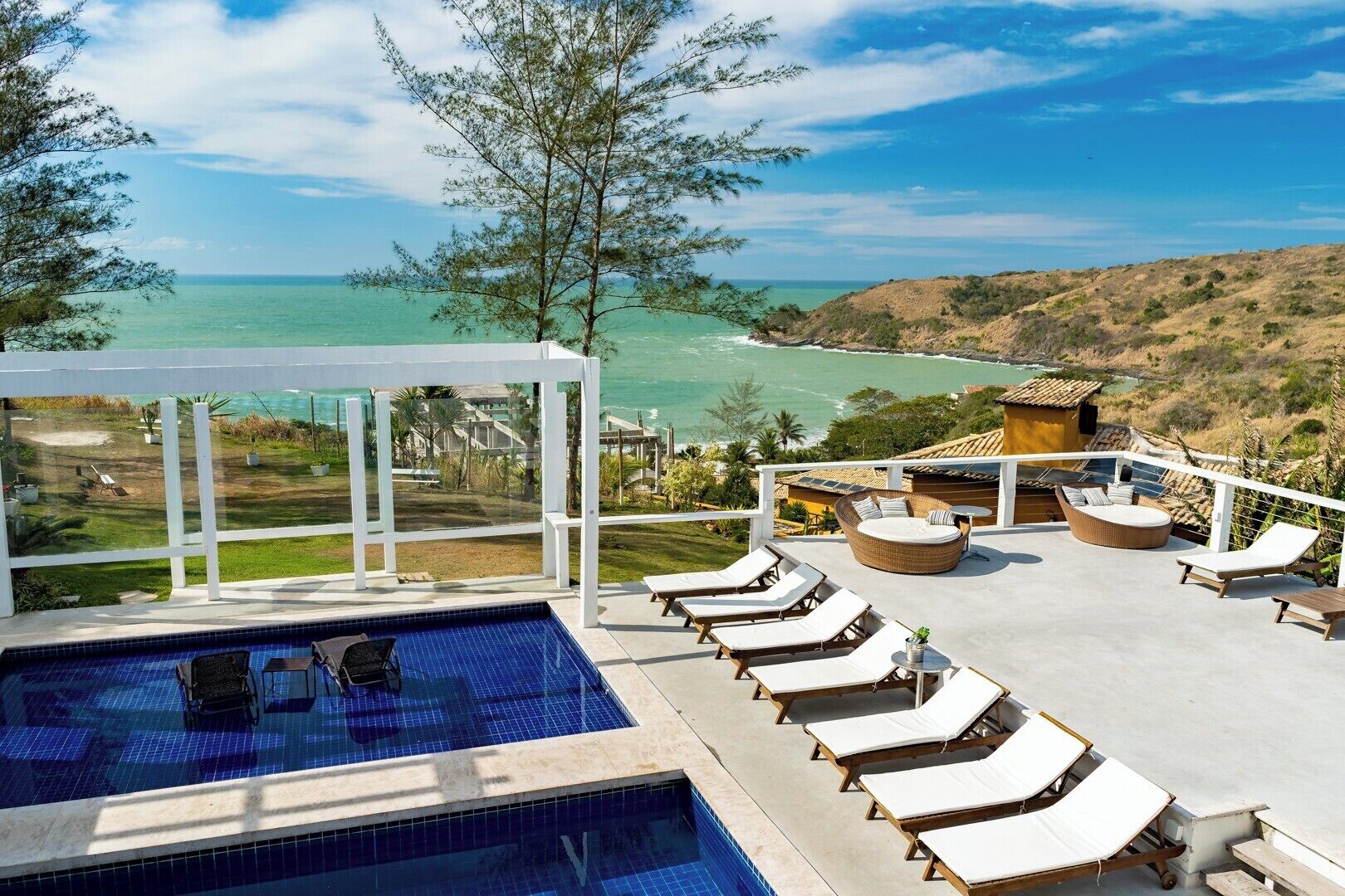 2 outdoor pools, pool loungers