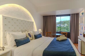 Suite Deluxe | Minibar, caja de seguridad en la habitación y escritorio 