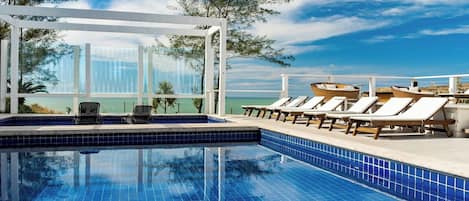 2 outdoor pools, pool loungers