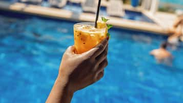 2 室外游泳池,日光浴躺椅