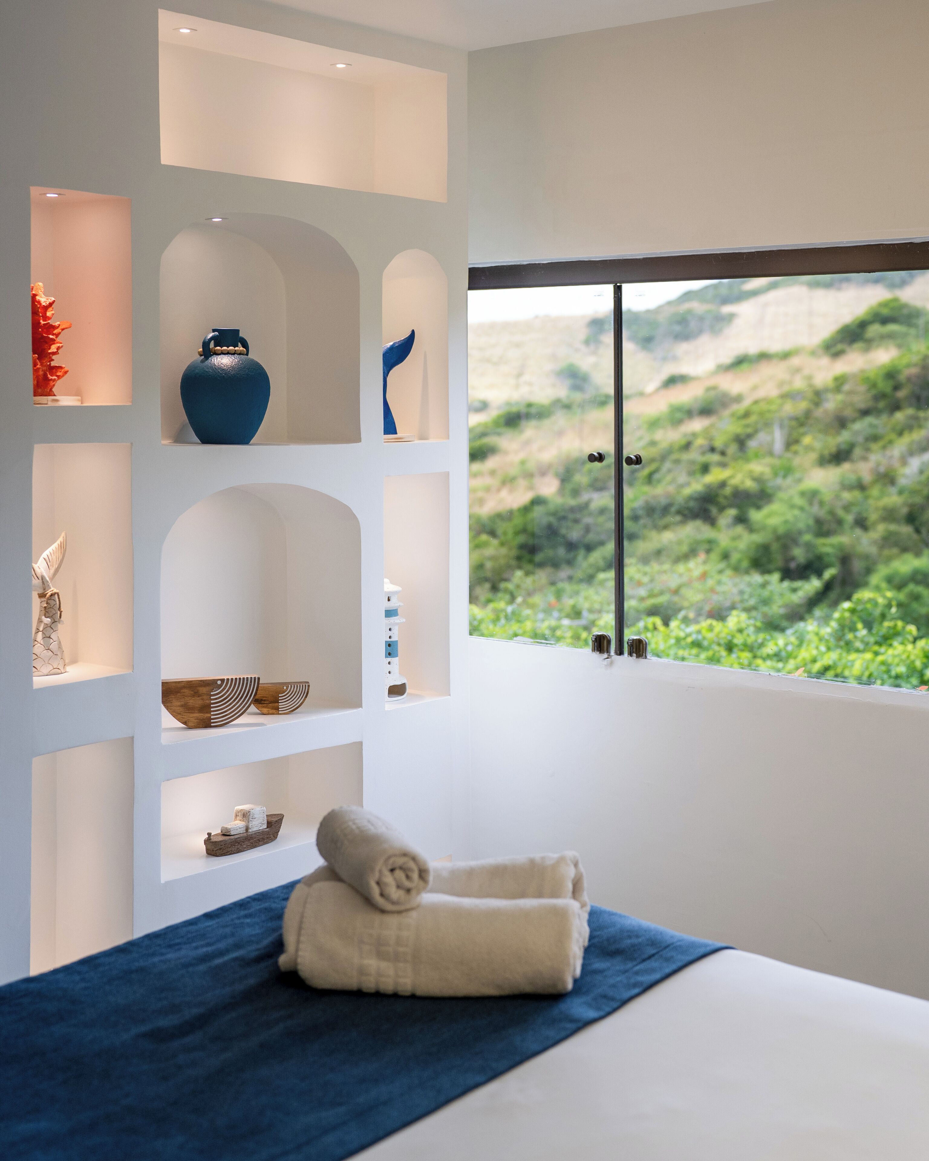 Minibar, caja de seguridad en la habitación y escritorio 