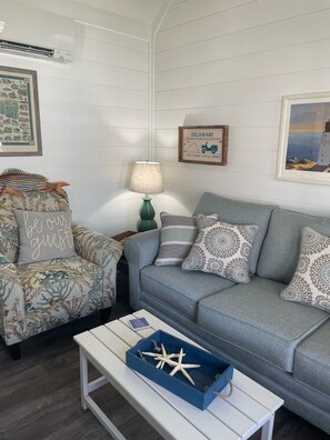 Una Smart TV, una chimenea, un reproductor de DVD