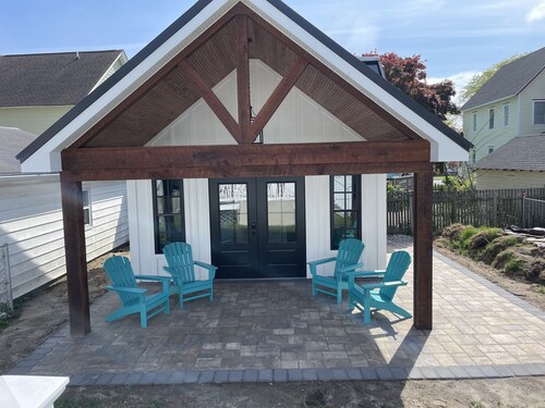 Charming  beach cottage blocks from the beach & downtown Lewes -must see!