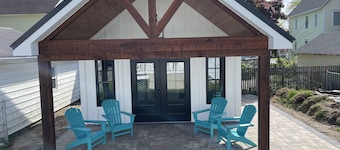 Charming beach cottage blocks from the beach & downtown Lewes -must see!