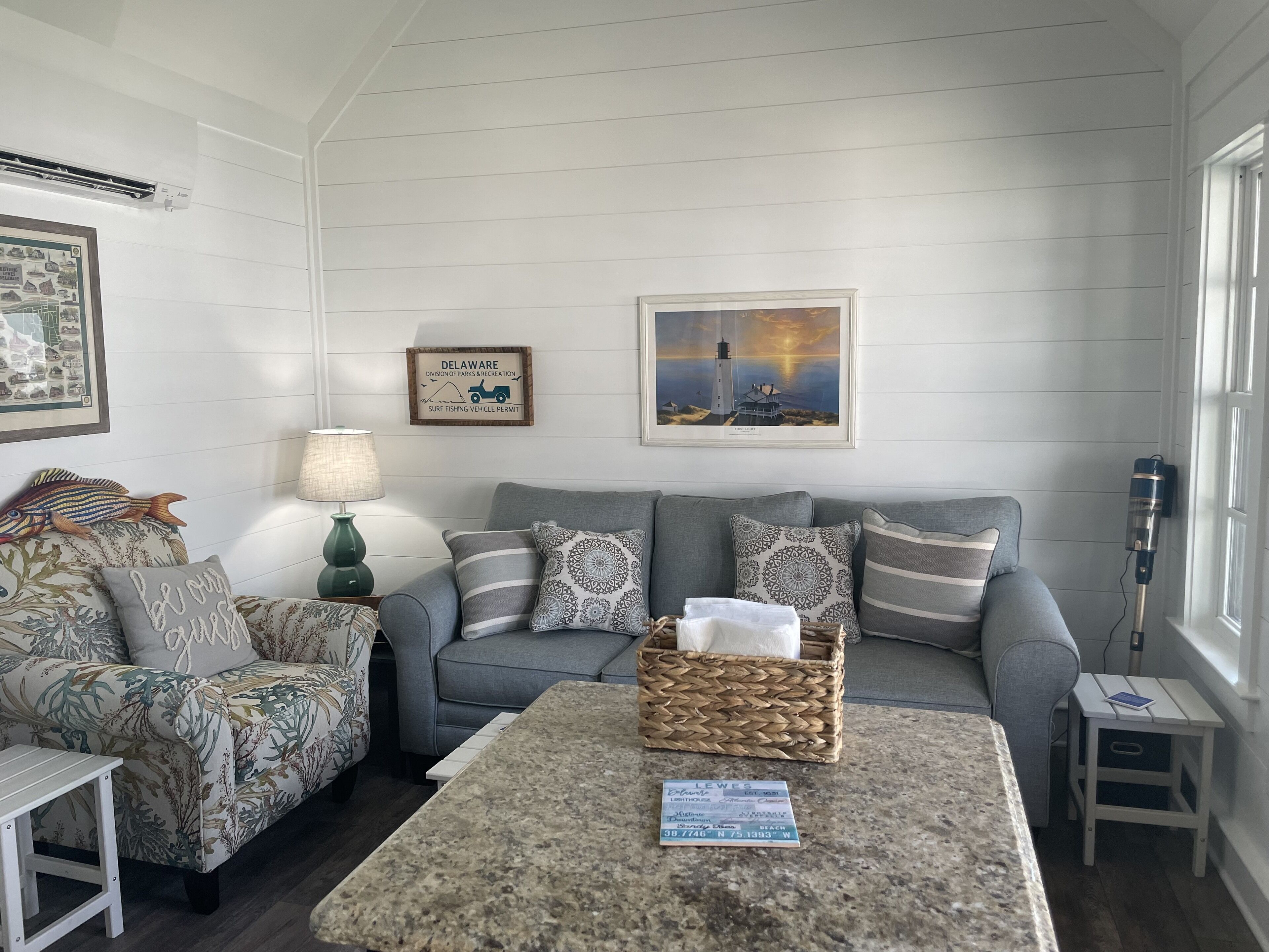 Una Smart TV, una chimenea, un reproductor de DVD