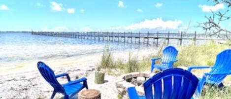 Chaises longues, serviettes de plage