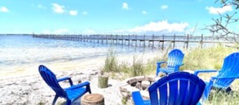 Bay Front Home W/Private Bch in Historic Neighborhood. Family/Dog Friendly