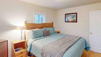 2 bedrooms, iron/ironing board, internet, bed sheets