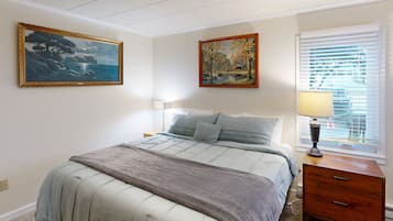 2 bedrooms, iron/ironing board, internet, bed sheets