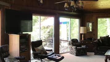 Een smart-tv, een dvd-speler, boeken en een filmbibliotheek