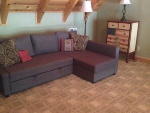 TV, books - Luxury In Nature, Log Cabin In One Of A Kind Location. (Byrdstown)