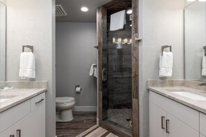 Douche, séchoir à cheveux, serviettes fournies